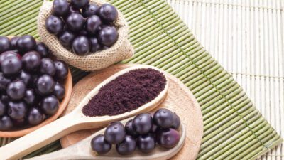Acai powder and berries on a spoon